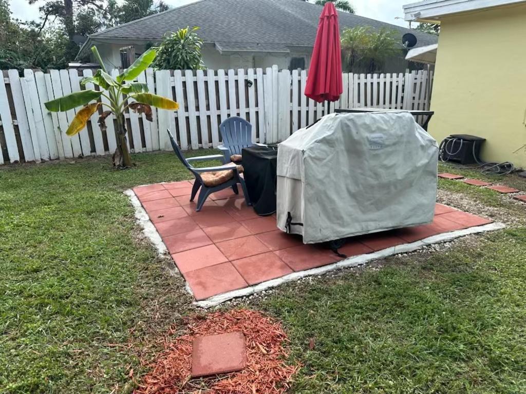 3 Bedroom House Fenced Backyard Private Patio Areas Grill Firepit Plenty Parking! Quick Access 10 Min To Beach Airport Delray West Palm ليك وورث المظهر الخارجي الصورة